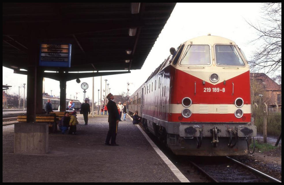 219189 steht mit dem Personenzug nach Wittenberge am 10.4.1994 um 11.10 Uhr abfahrbereit am Bahnsteig in Salzwedel.