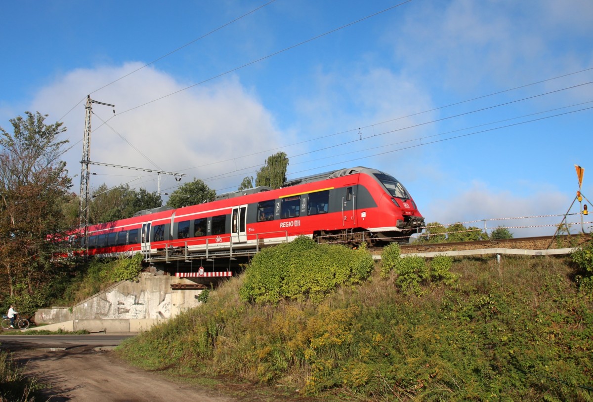 21.9.2015 Bernau-Friedenstal. RB 24 mit 442 317 nach Eberswalde Hbf passiert Langsamfahrstelle Brücke Zepernicker Chaussee.