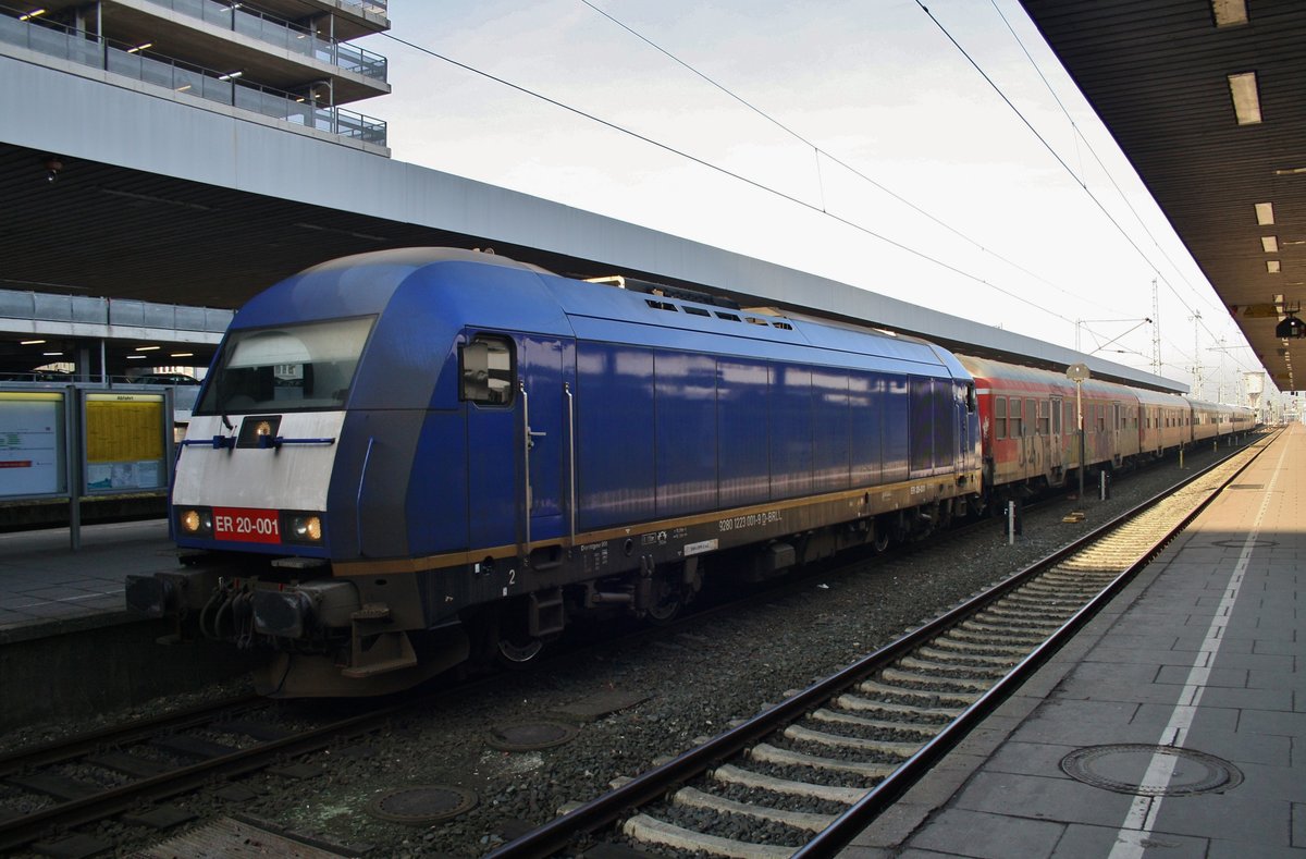 223 001-9 und 223 011-8 (Zugende) stehen am 28.1.2017 mit dem RE6 (RE11019) von Westerland(Sylt) in Hamburg-Altona. 