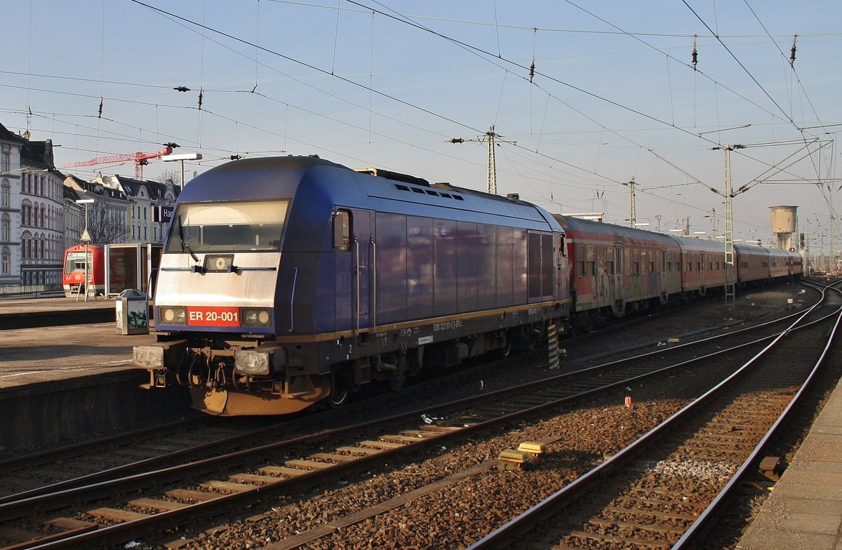 223 001-9 und 223 011-8 (Zugspitze) verlassen am 28.1.2017 mit dem RE6 (RE11020) nach Westerland(Sylt) den Bahnhof Hamburg-Altona.