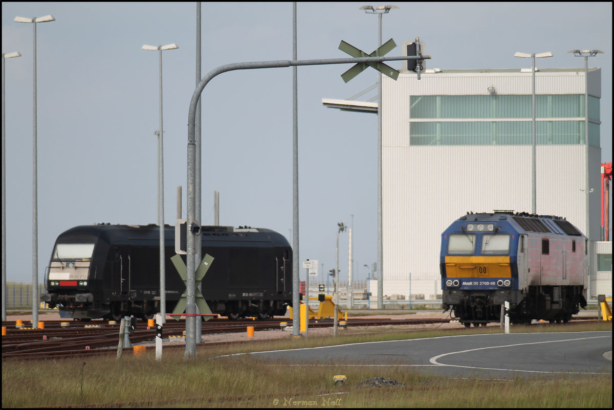 223 013-4 Siemens ER 20 und 251 008-9 MaK DE 2700 abgestellt auf dem Jade-Weser-Port.
Wilhelmshaven 30/05/2017