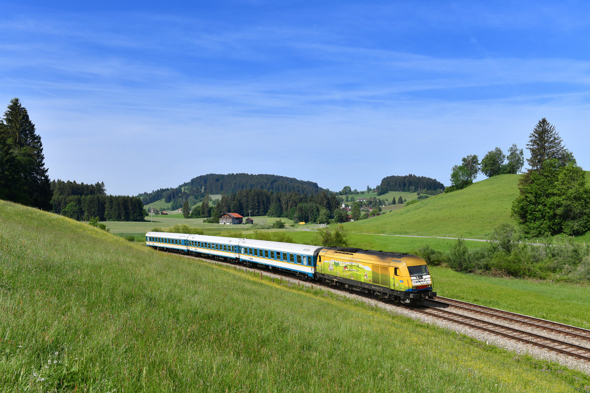 223 013 mit einem ALX am 26.05.2018 bei Wolfsried. 