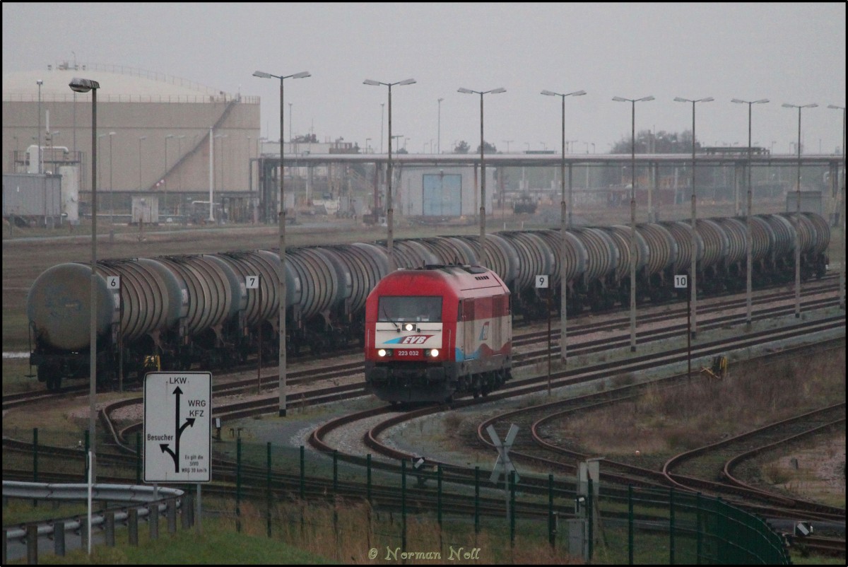 223 032-4 der EVB kurz vorm umsetzen an den Kesselwagenzug auf der Wilhelmshavener Tankfarm. 28/12/2015