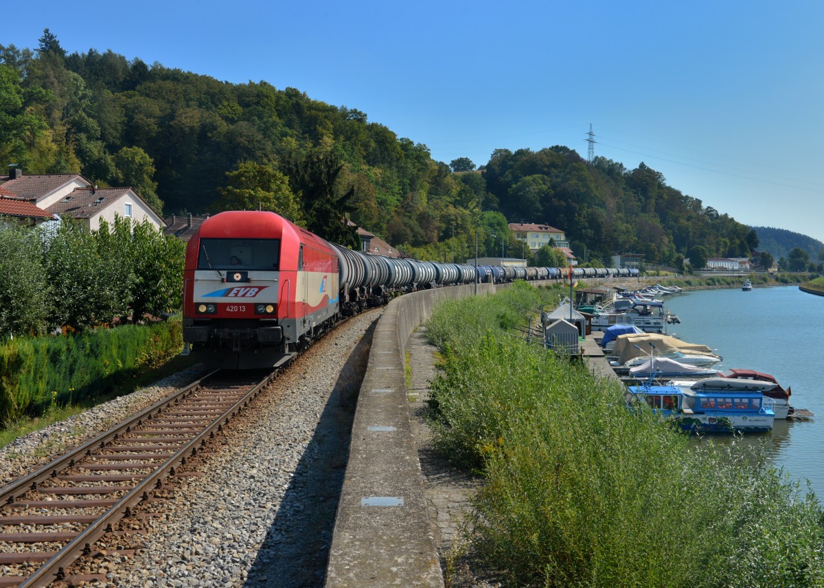 223 033 mit einem Kesselzug am 11.09.2015 in Deggendorf-Hafen. 