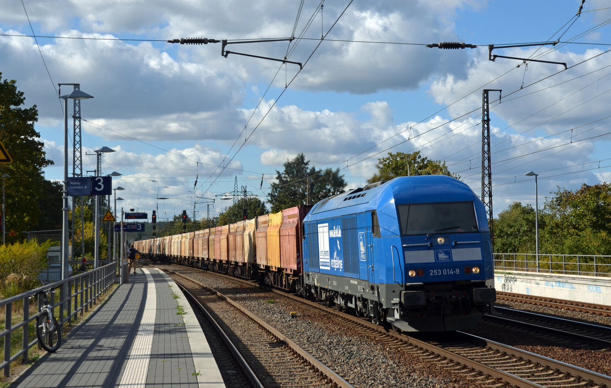 223 051, welche bei ihrem Eigentümer Press die interne Nummer 253 014 trägt, schleppte am 25.09.18 einen Ganzzug Innofreight-Container durch Saarmund Richtung Schönefeld.