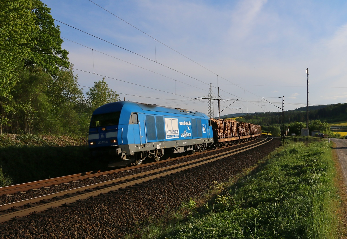 223 052-2 (PRESS 253 015-8) mit Holzzug in Fahrtrichtung Norden. Aufgenommen zwischen Friedland(HAN) und Eichenberg am 13.05.2016.