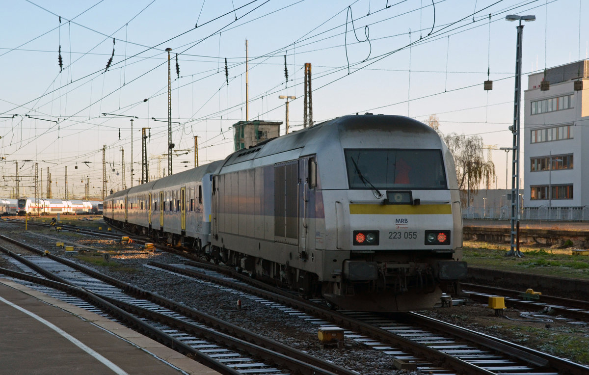 223 055 der MRB schob am 03.12.17 einen RE nach Chemnitz aus dem Leipziger Hbf heraus. Bei diesem Zug wurde, vielleicht wegen Wagenmangel vorn und hinten mit Steuerwagen gefahren.