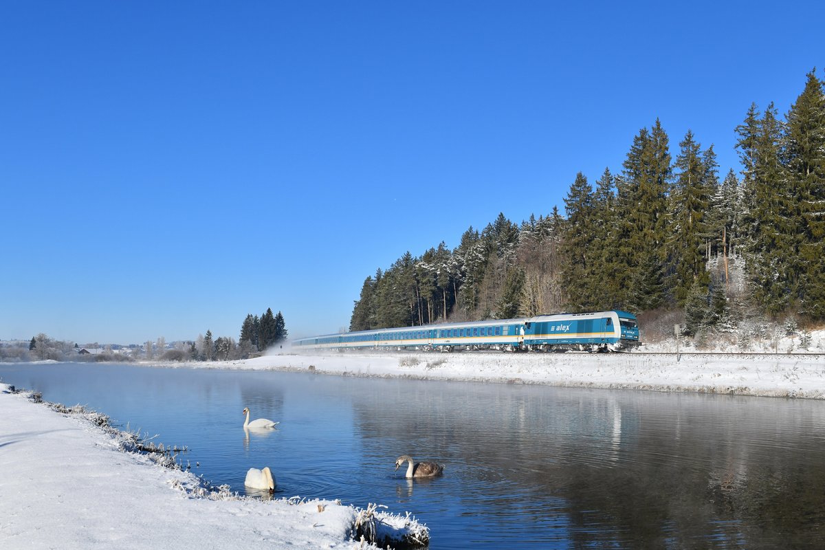 223 061 mit einem ALX am 13.02.2019 bei Ruderatshofen. 