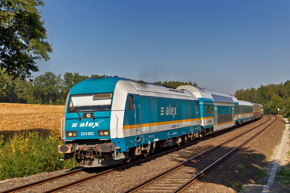 223 062 fährt mit dem ALX 84113 von Hof Hbf nach München Hbf in Wernberg-Köblitz vorüber.Bild vom 13.9.2016