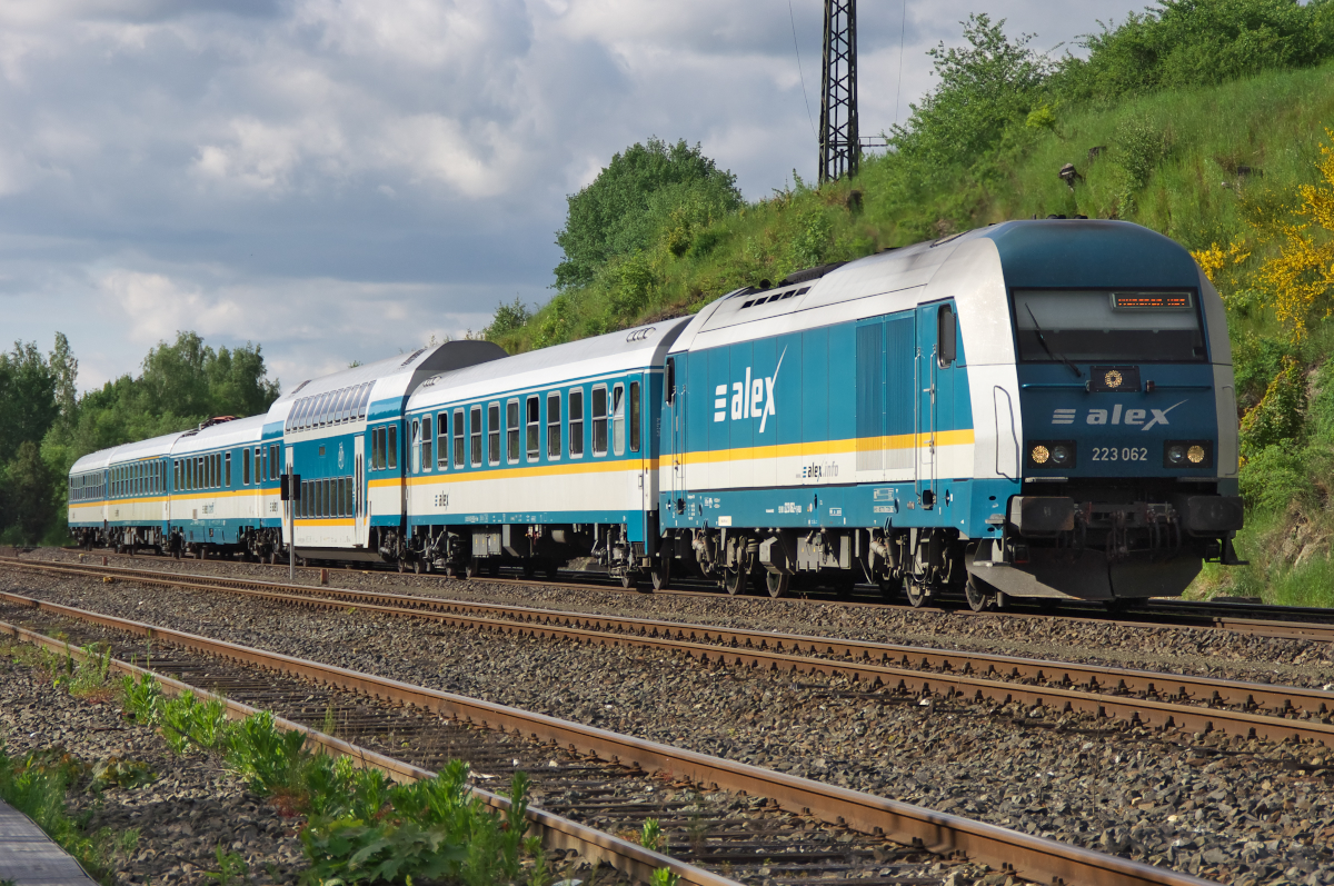 223 062 ist mit dem ALEX Hof - München unterwegs, den sie bis Regensburg bespannen wird. Hinter dem Bahnhof Oberkotzau verlässt der Zug das Saaletal und klettert dann ins Fichtelgebirge. Bahnstrecke 5100 Bamberg - Hof bei Oberlotzau 25.05.2017