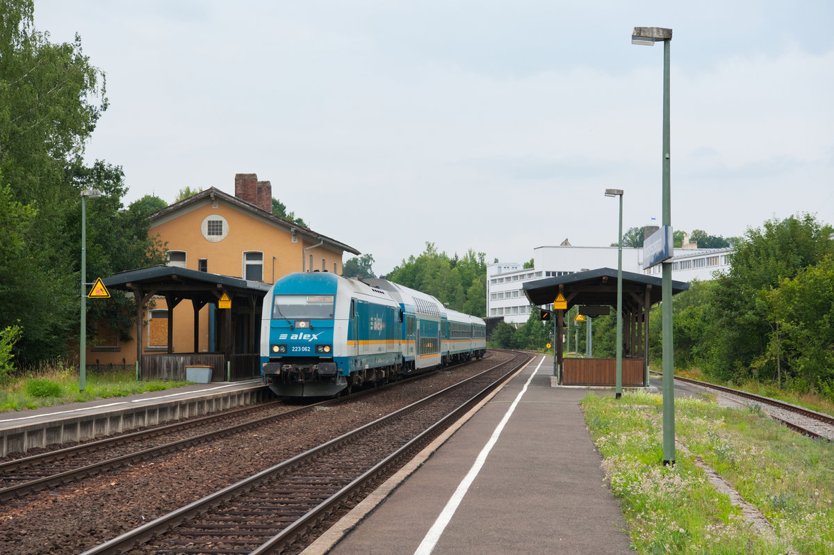 223 062 mit dem ALX 84106 von Hof Hbf nach München Hbf bei Windischeschenbach, 21.07.2018