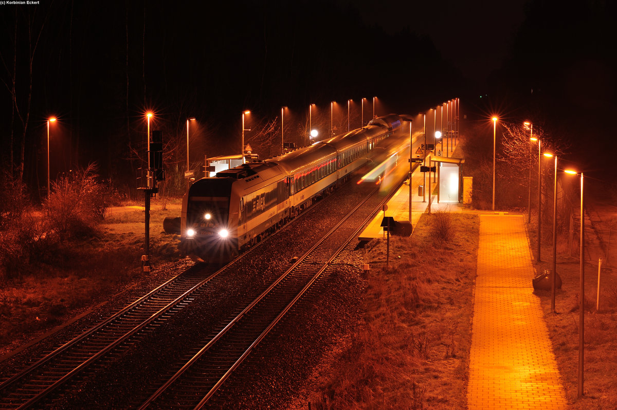 223 063 mit den ALX84116 (München Hbf - Hof Hbf) beim spätabendlichen Halt in Altenstadt (Waldnaab), 23.12.2015