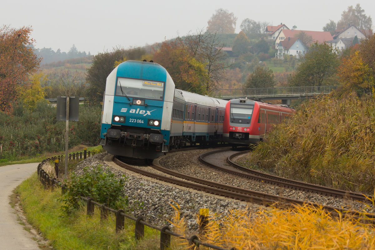 223 064 hat gerade einen entgegen kommenden 612 passiert auf dem Weg von Lindau nach München. In den Lindauer Bergen. 1.11.16