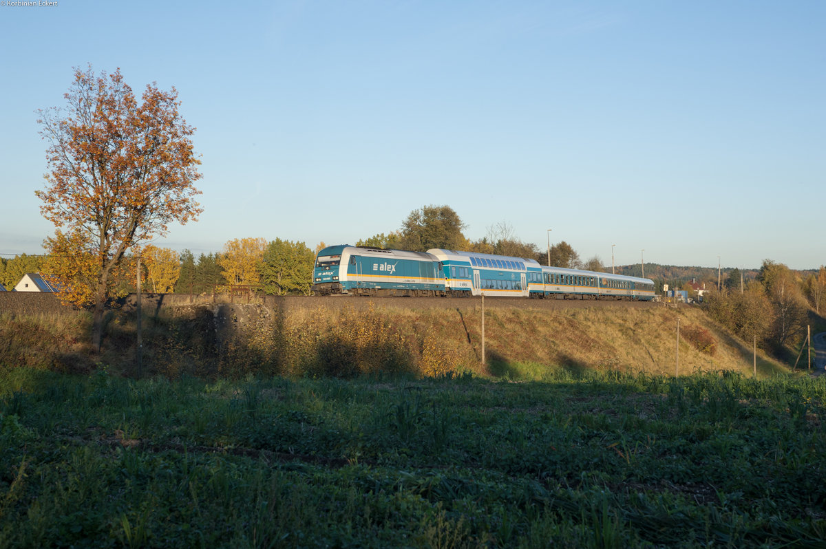 223 065 mit dem ALX 84110 von München Hbf nach Hof Hbf bei Pechbrunn, 14.10.2017