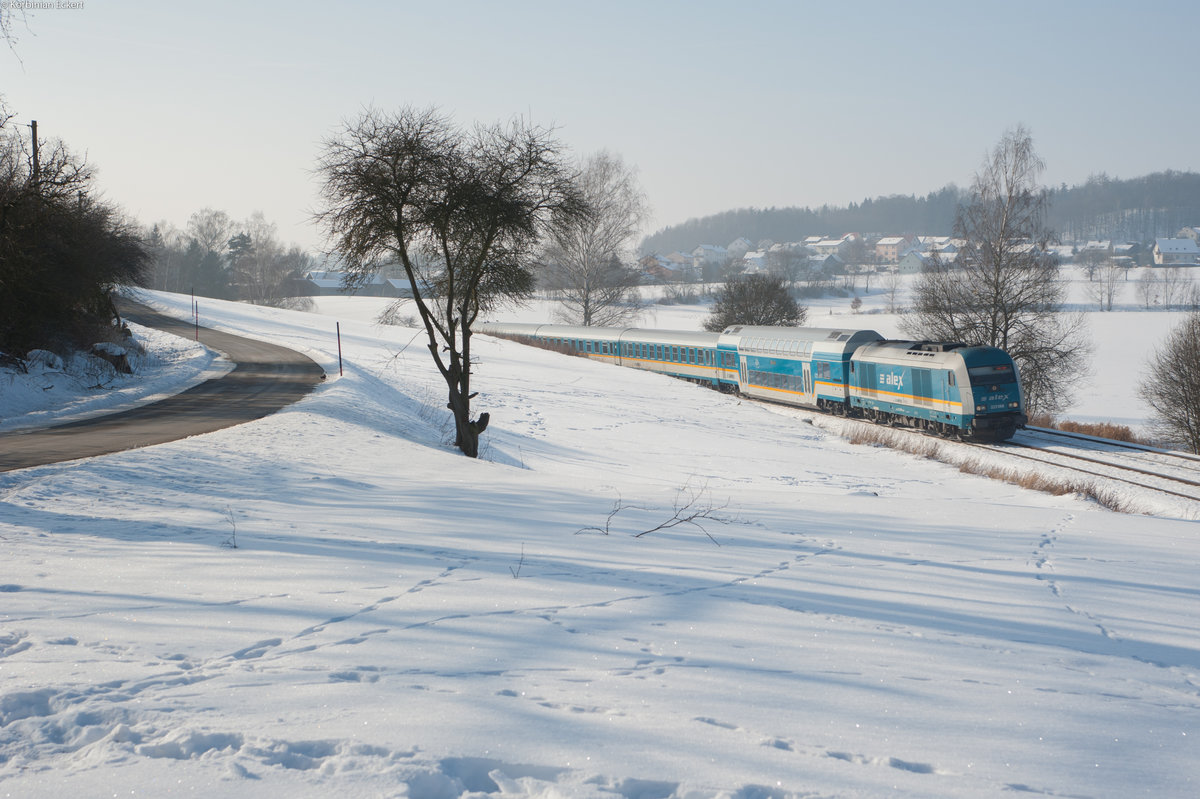 223 068 mit dem ALX 84106 von München Hbf nach Hof Hbf bei Eschldorf, 28.01.2017