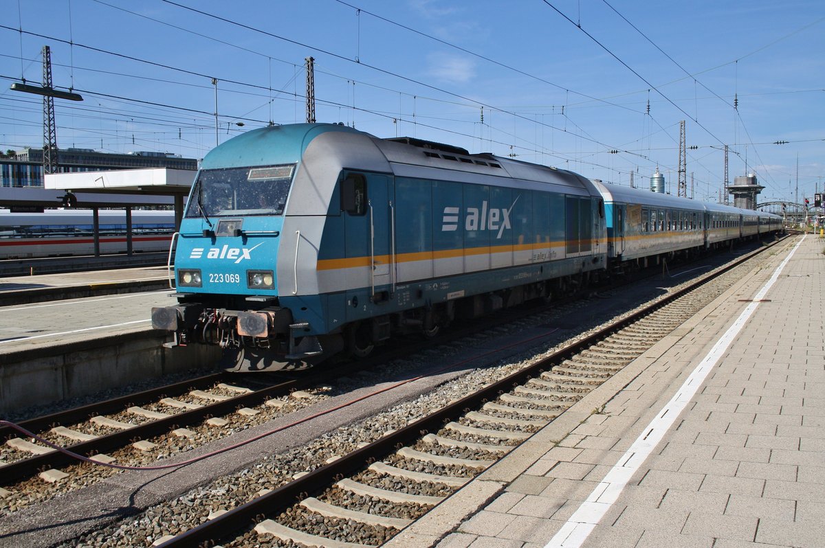 223 069 fährt am 15.8.2017 mit dem ALX84155/ALX84135 von Oberstdorf/Lindau Hauptbahnhof in den Münchener Hauptbahnhof ein. 