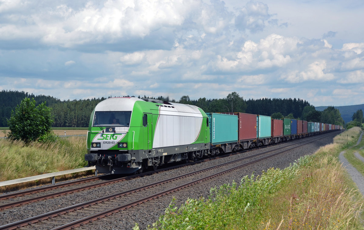 223 103 der SETG führte am 21.06.18 einen Containerzug, welchen sie in Hof übernommen hatte, durch Neudes Richtung Wiesau.