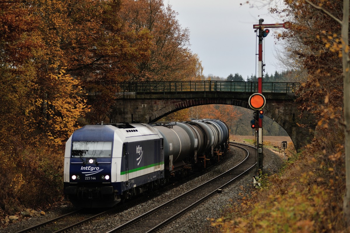 223 114 mit einem Kesselwagenzug Richtung Weiden bei Reuth, 09.11.2014