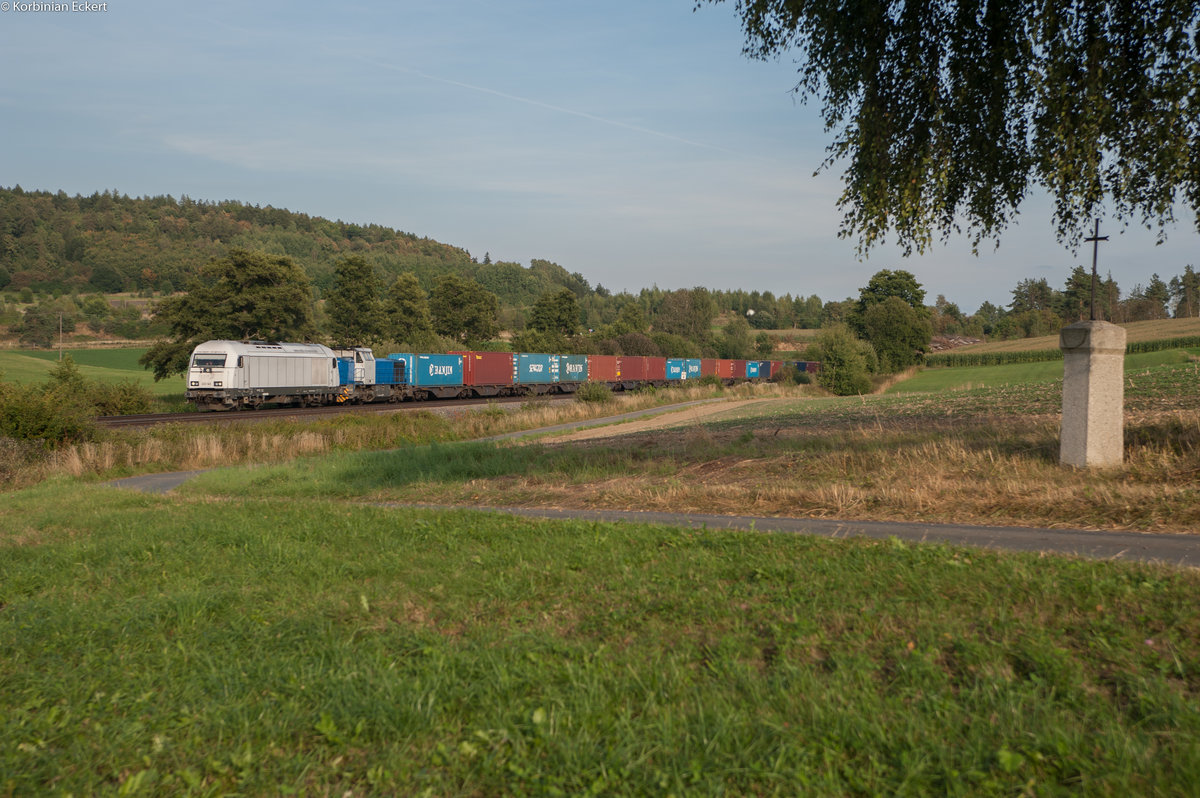 223 143 mit dem Containerzug aus Wiesau nach Hamburg bei Lengenfeld, 02.09.2016