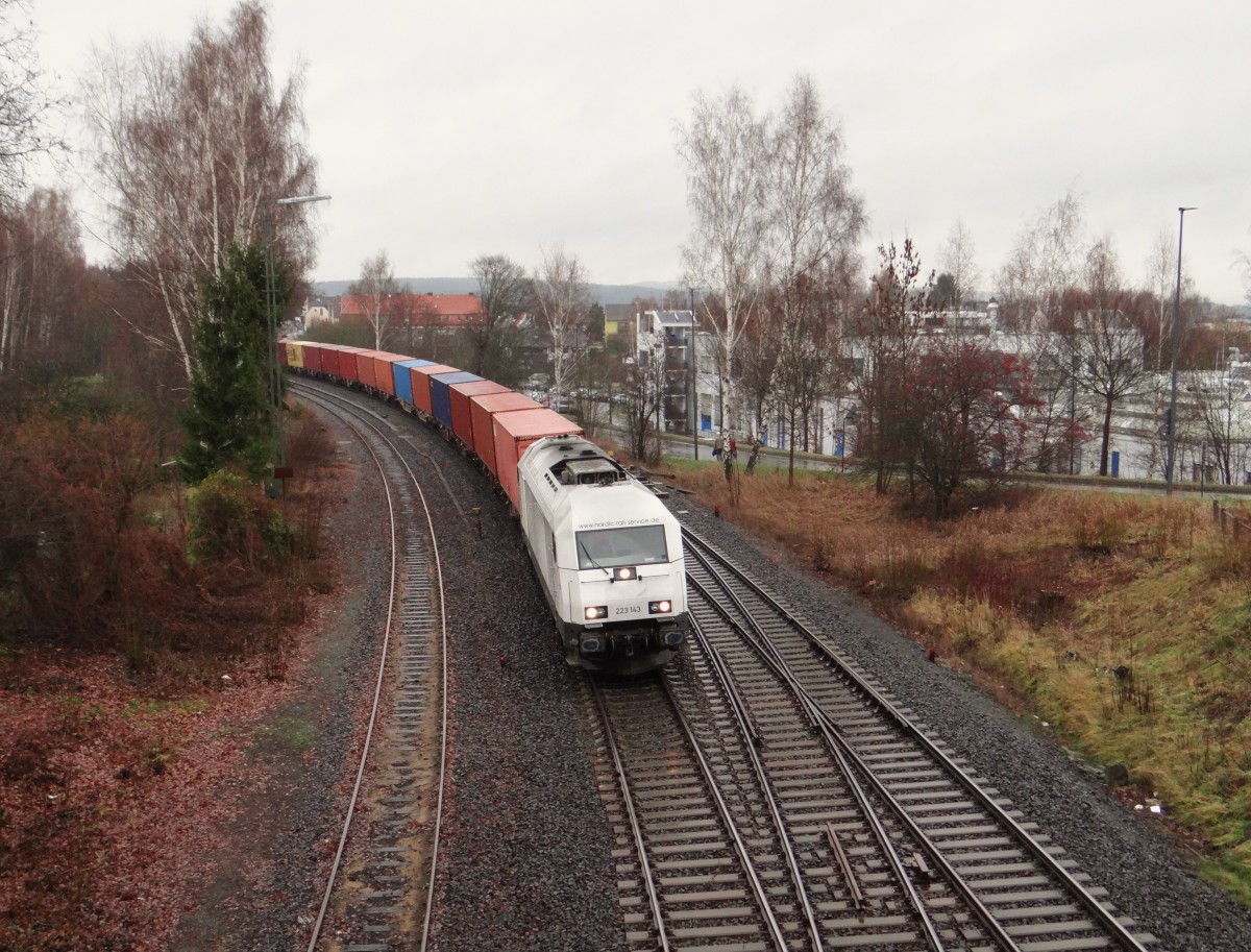 223 143 zu sehen mit einem Containerzug am 21.12.15 bei der Einfahrt Marktredwitz. 
Der Zug fährt bis Wiesau.