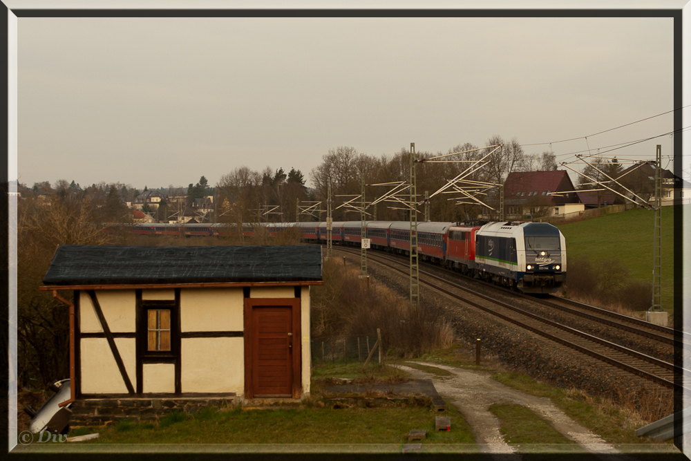 223 144 und 111 202 mit dem Hochfrankenexpress am 11.04.2015 hier bei Jößnitz