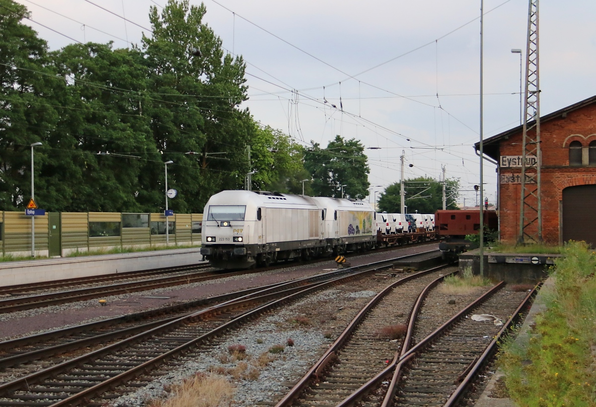 223 153-8 mit 223 158-7 und Autotransportzug in Fahrtrichtung Verden(Aller). Aufgenommen am 22.07.2015 in Eystrup.