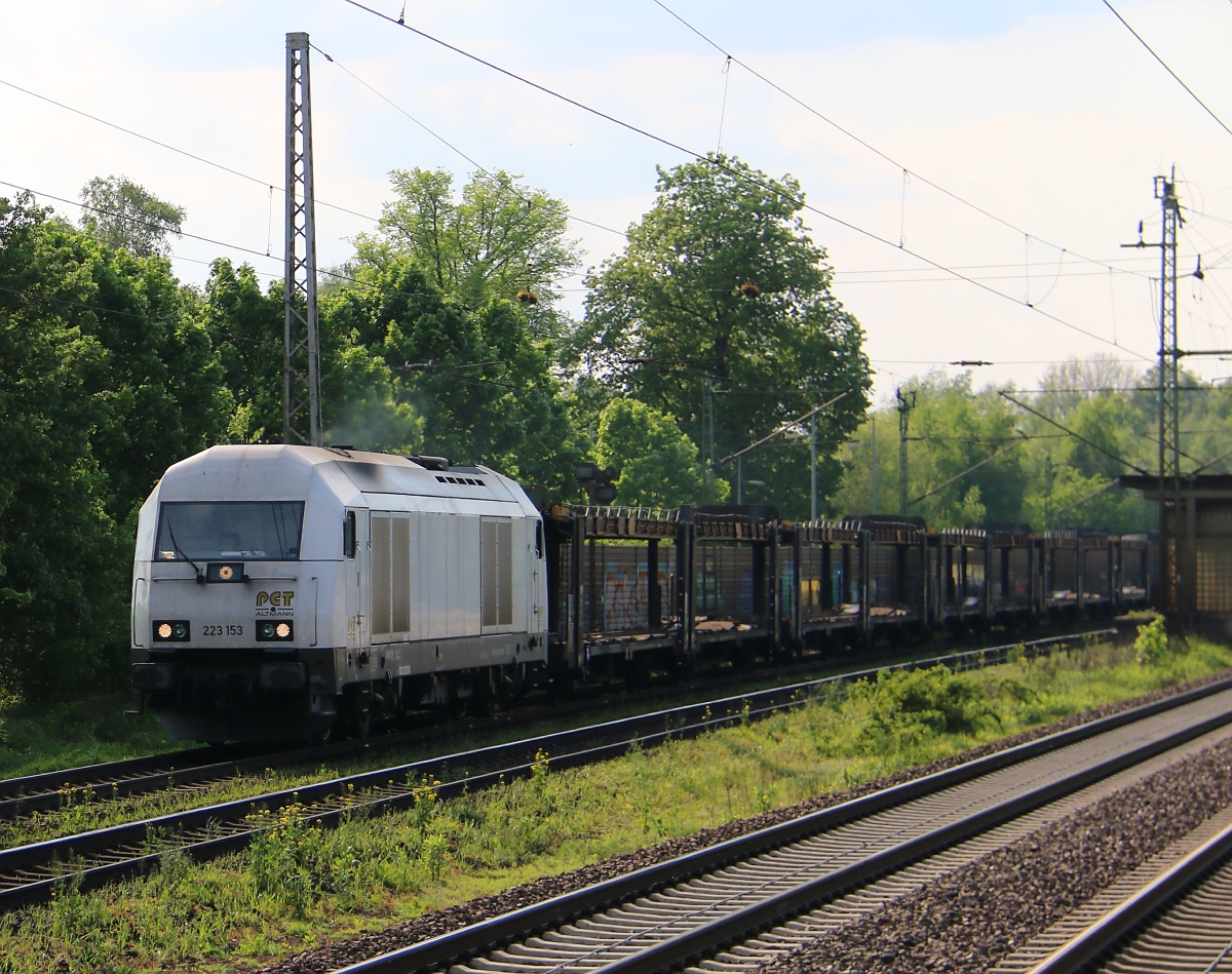 223 153 mit leeren ARS-Autotransportwagen in Fahrtrichtung Seelze Aufgenommen am 29.04.2014 in Dedensen-Gümmer.