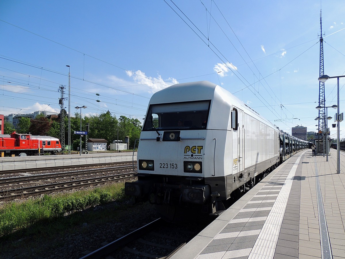 223 153,PCT-ALTMANN; durchfährt mit einem BMW-Autozug München-Ostbahnhof; 150508