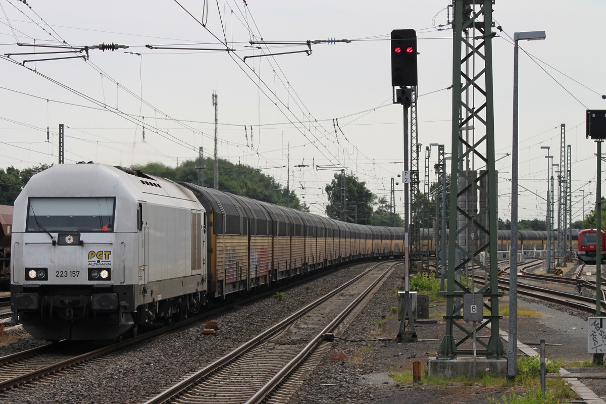 223 157 zog am 24.7.13 einen Autozug durch Satde nach Cuxhaven.