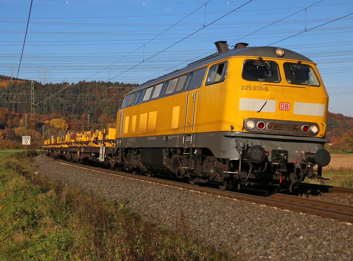 225 010-8 mit Bauzug in Fahrtrichtung Süden. Aufgenommen am 01.11.2015 zwischen Mecklar und Ludwigsau-Friedlos.