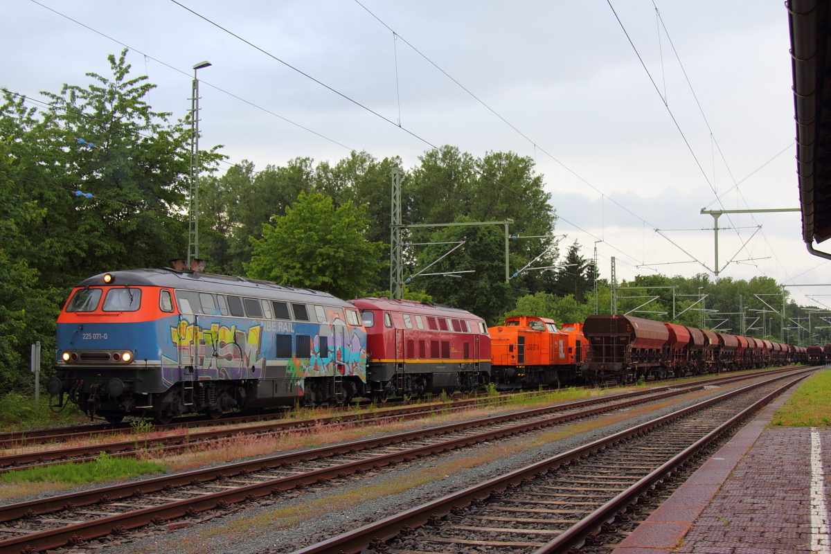 225 071-0 und 225 094-2 EBM in Hochstadt/ Marktzeuln am 13.06.2016