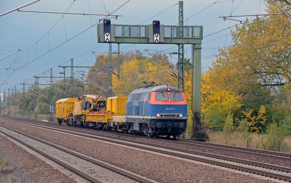225 071 der NBE berfhrte am 20.10.13 einen Kran von Swietelsky vorbei am S-Bahnhof Dieskau Richtung Leipzig.