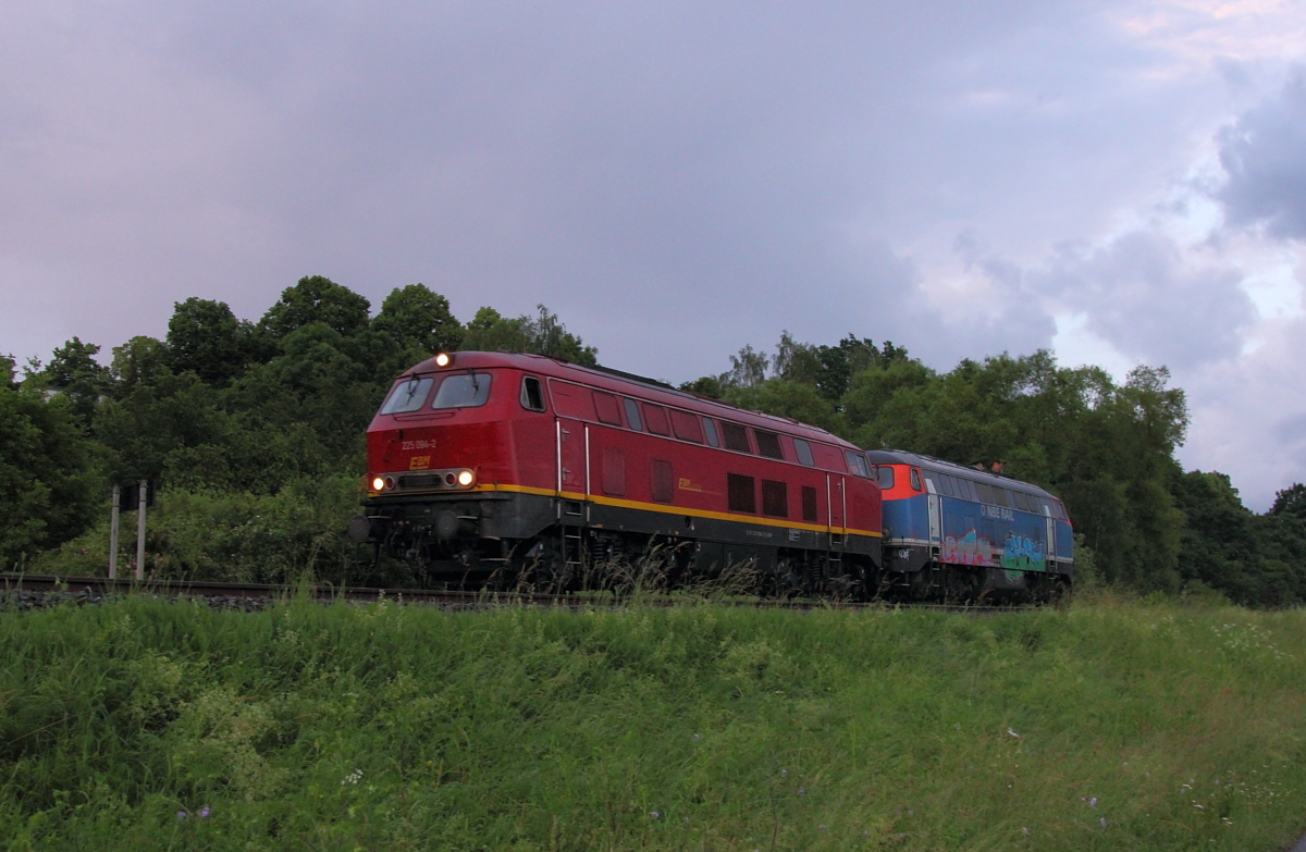 225 094-2 und 225 071-0 EBM bei Burgkunstadt am 13.06.2016.