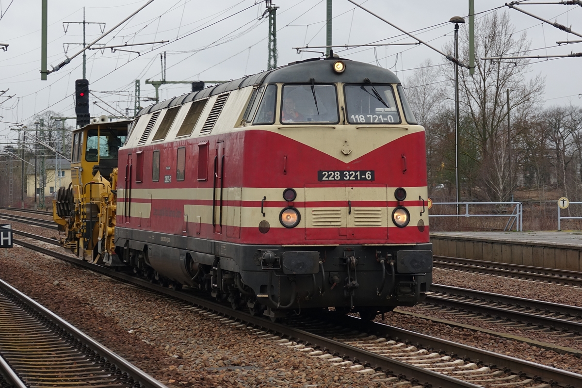 228 321-6 der Cargo Logistik Rail mit einer SSP 110 in Berlin Schönefeld Flughafen (20.03.2017)