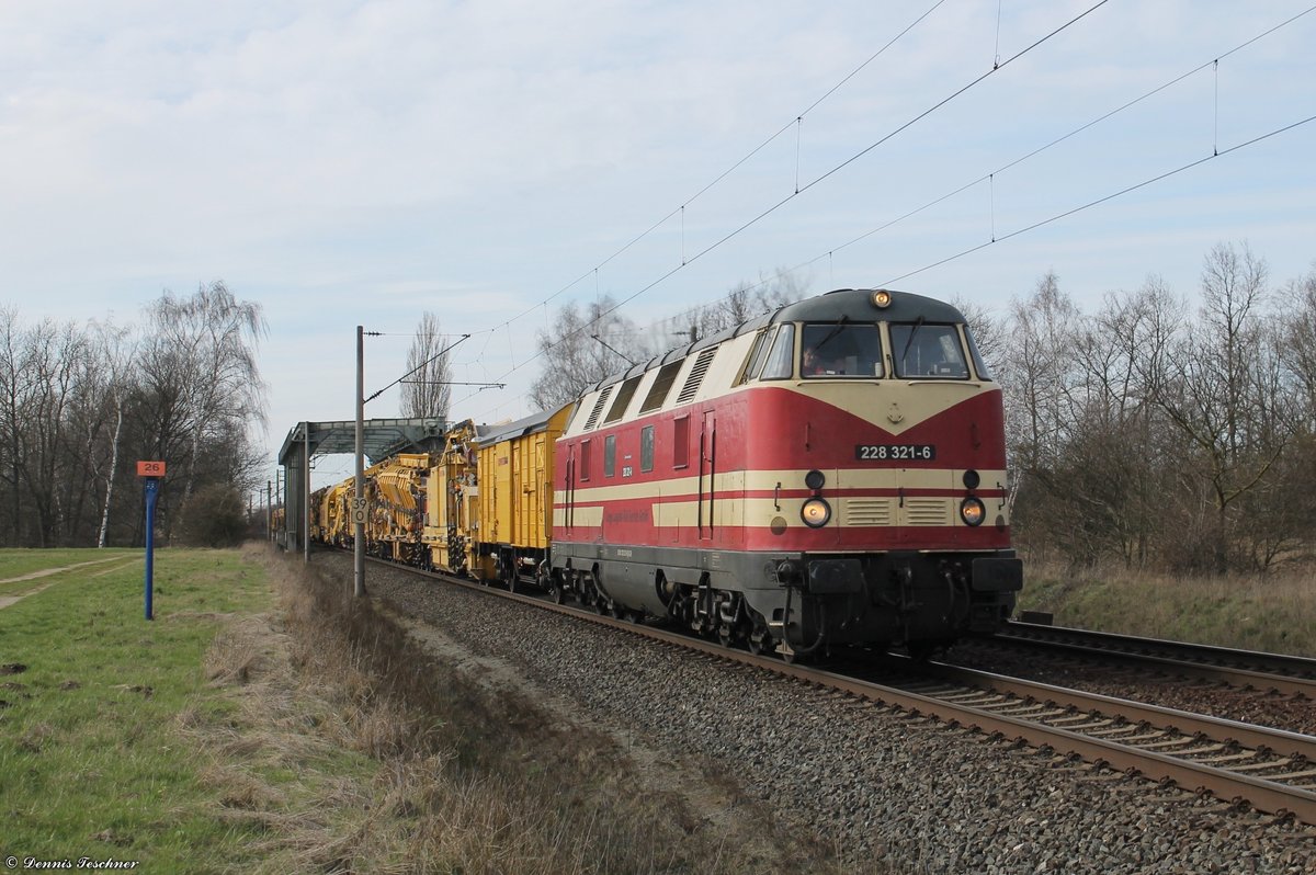 228 321-6 der Cargo Logistik Rail Service GmbH mit einem langen Bauzug durchfährt den Landkreis Peine am 22.03.2017 