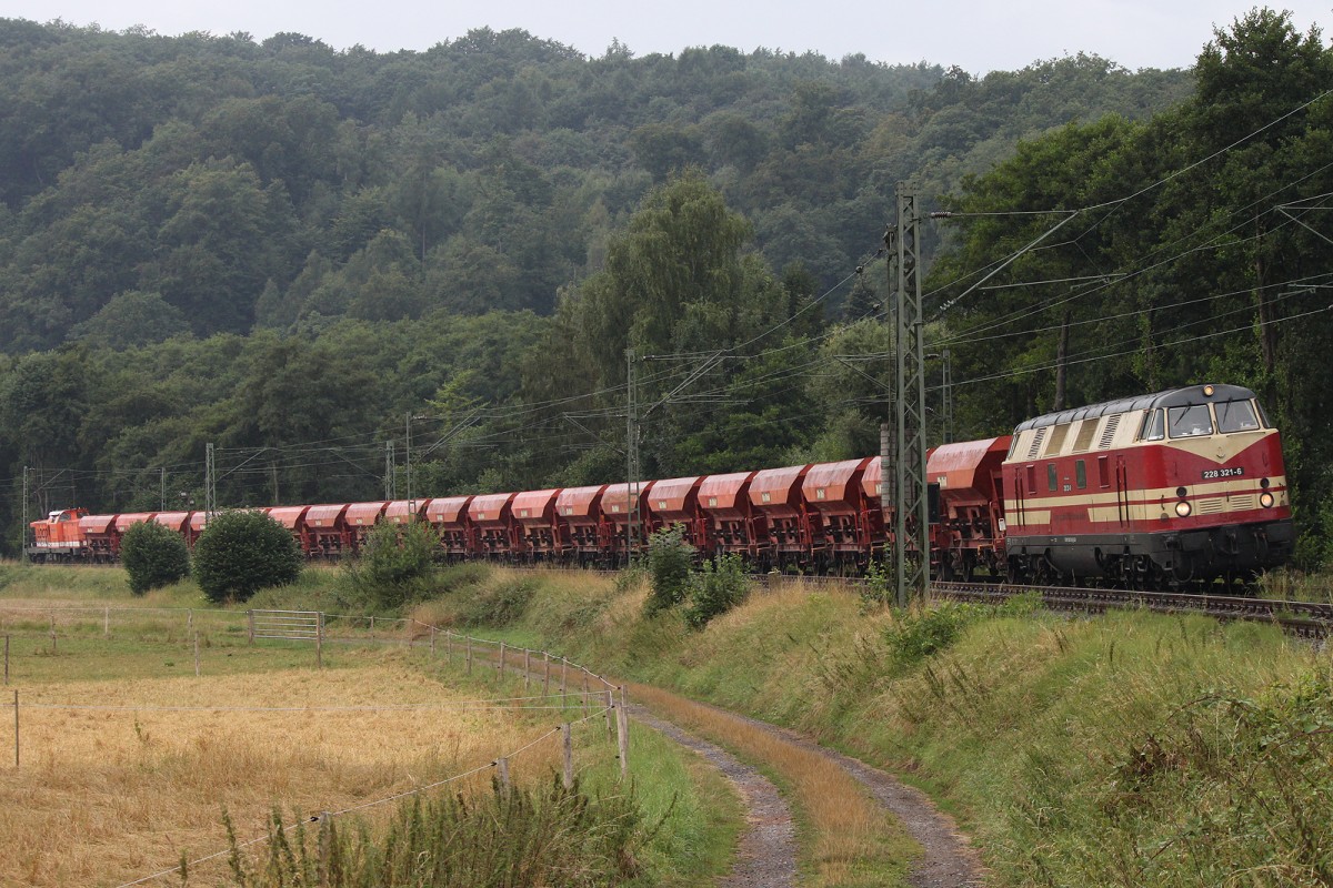 228 321 am 14.8.13 einen Schotterzug durch Essen-Kettwig.Am Zugschluss hing LOCON 212.