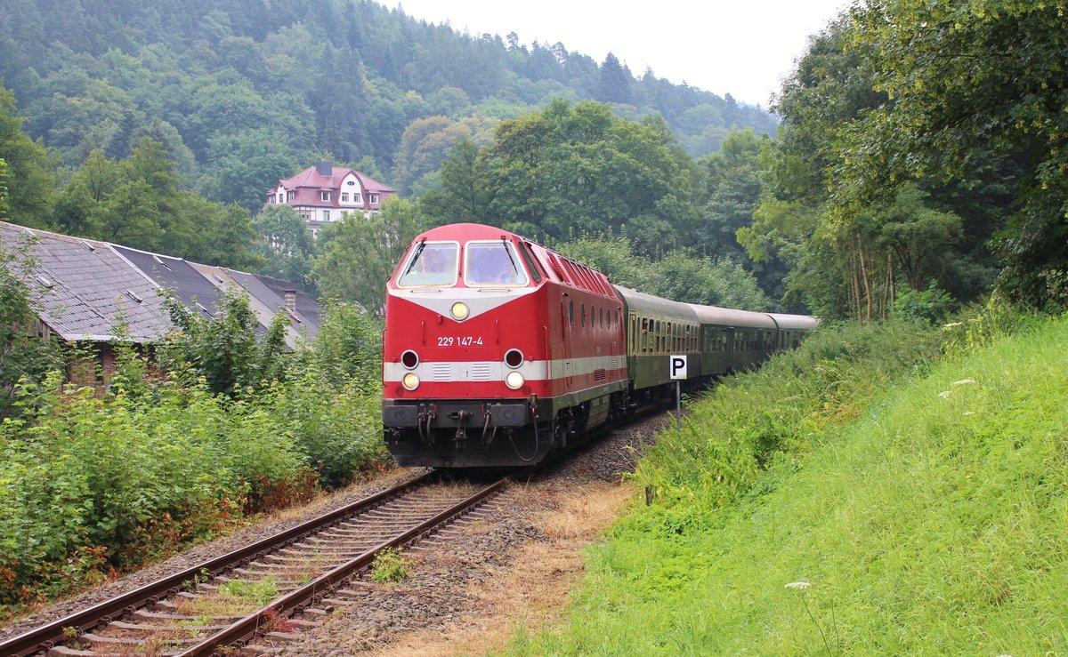 229 147-4 (CLR) fuhr am 21.07.18 den Sormitztal Thüringer Meer Express von Erfurt nach Wurzbach. Von dort fuhren dann Busse nach Blankenstein, da auf der Stecke gebaut wird. Hier ist der Zug auf der Rückfahrt in Leutenberg zu sehen.