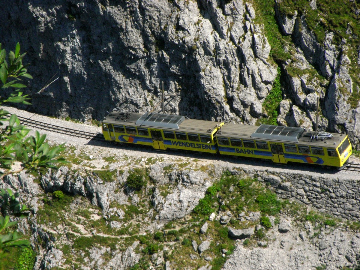 23.06.2013: Blick vom Panoramaweg auf die Strecke unterhalb der Holzgalerie auf einen weiteren talwärts fahrenden Zug.