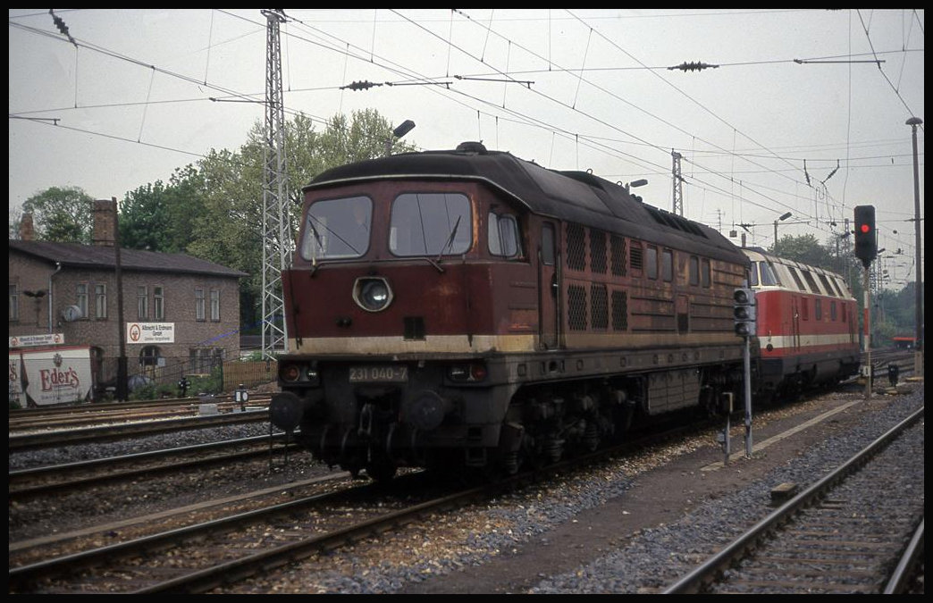 231040 vor 228671 am 6.5.1993 im Bahnhof Arnstadt.