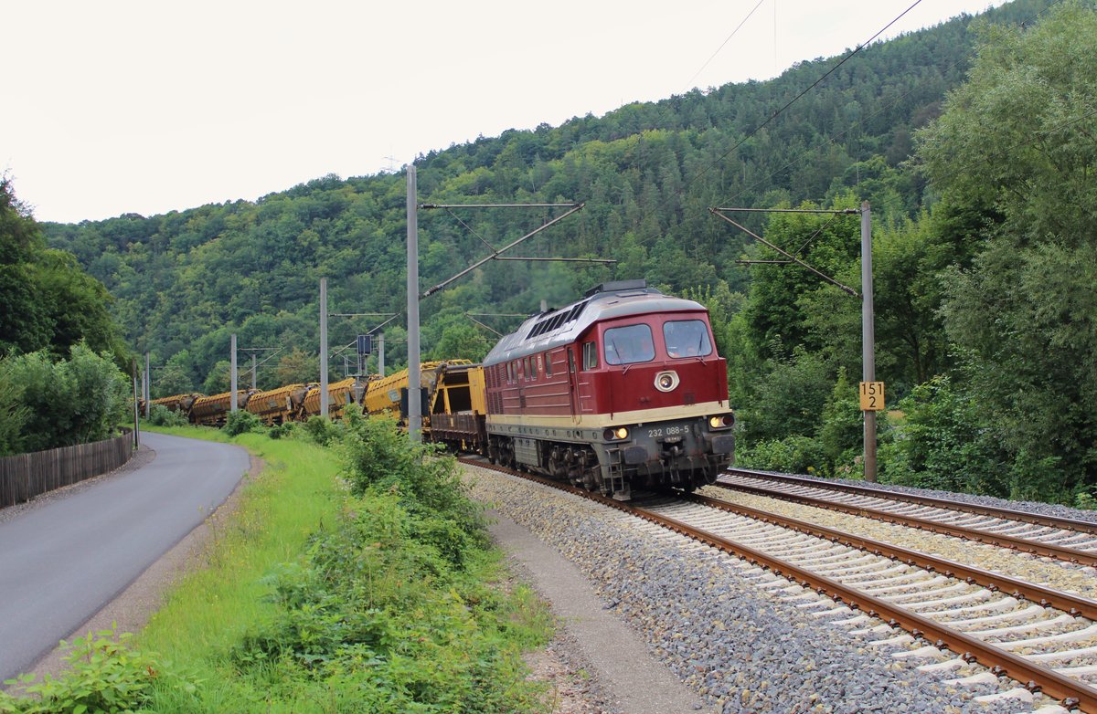 232 088-5 hier mit einem Bauzug am 07.08.16 bei Eichicht.