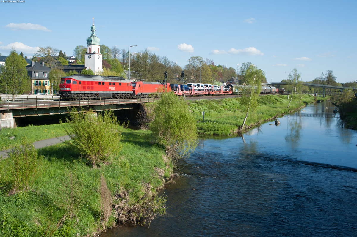 232 093-5 und 145 007-1 mit dem EZ 51724 von Nürnberg Rbf nach Leipzig Engelsdorf bei Oberkotzau, 10.05.2017
