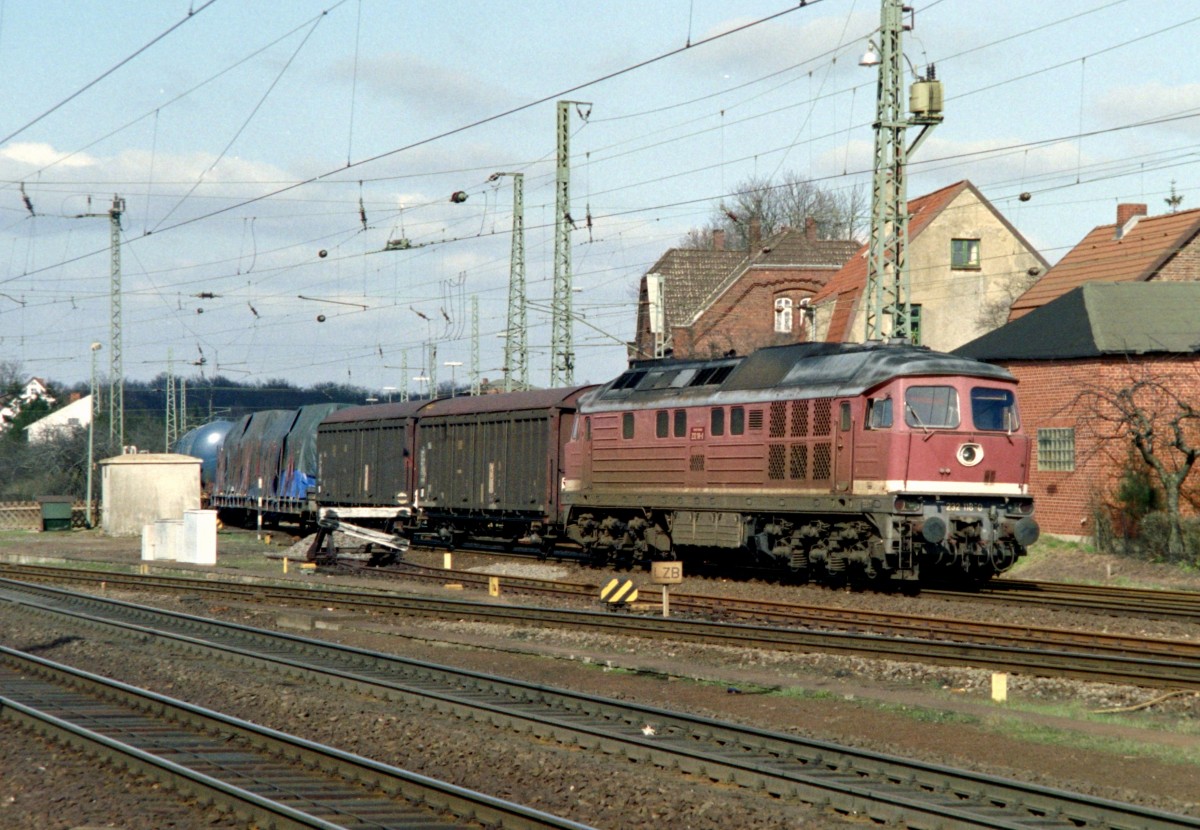 232 118 mit TEF 43884 (Rostock–Maschen) am 27.03.1994 in Lneburg