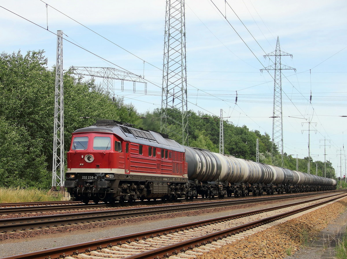 232 238-6 mit einem Tankzug bei der Durchfahrt durch Diedersdorf  in Brandenburg am 21. Juni 2017 auf dem südlichen Berliner Außenring.