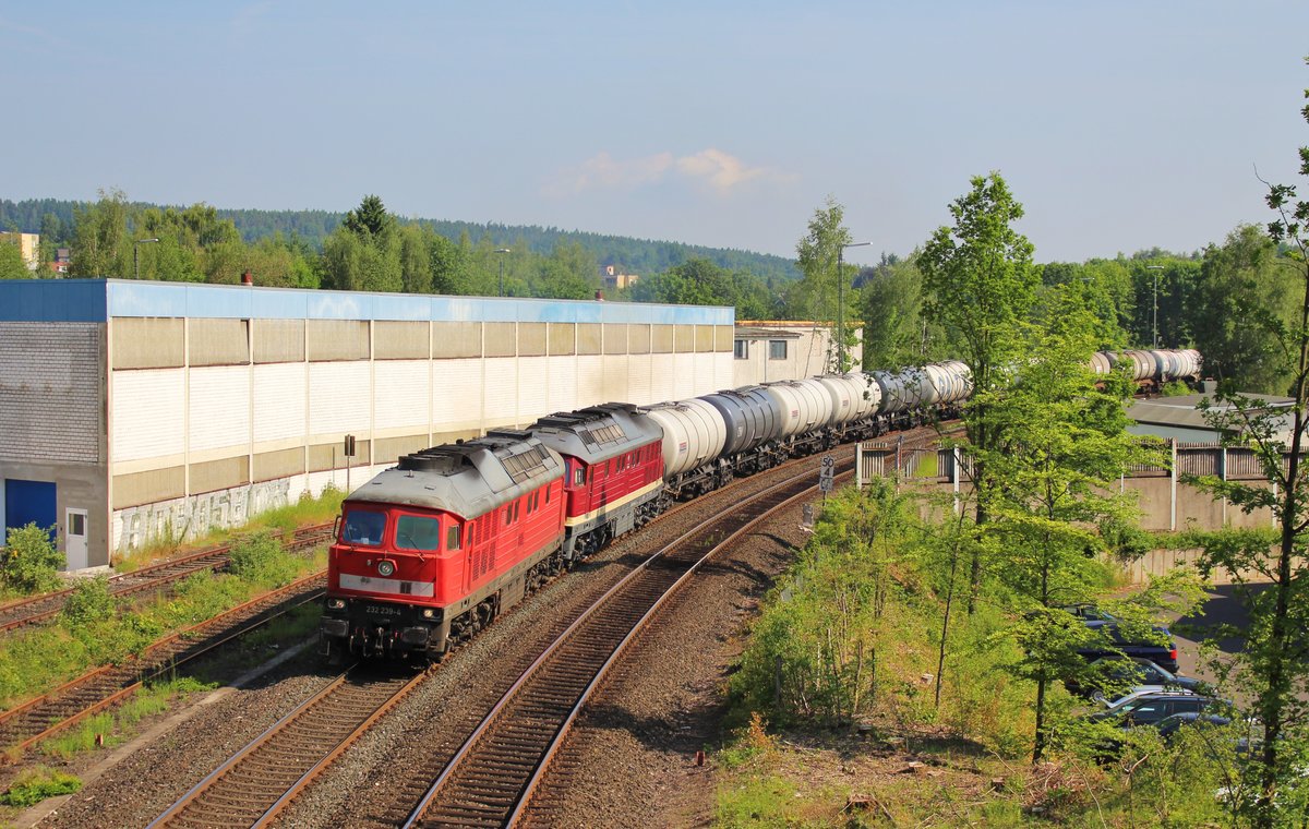 232 239-4 (EBS) und 132 109-0 (LEG) zu sehen am 01.06.17 mit einem Kesselzug in Marktredwitz.