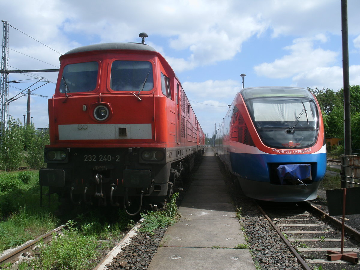 232 240 und der PEG VT643.04,am 12.Mai 2012,in Berlin Lichtenberg.