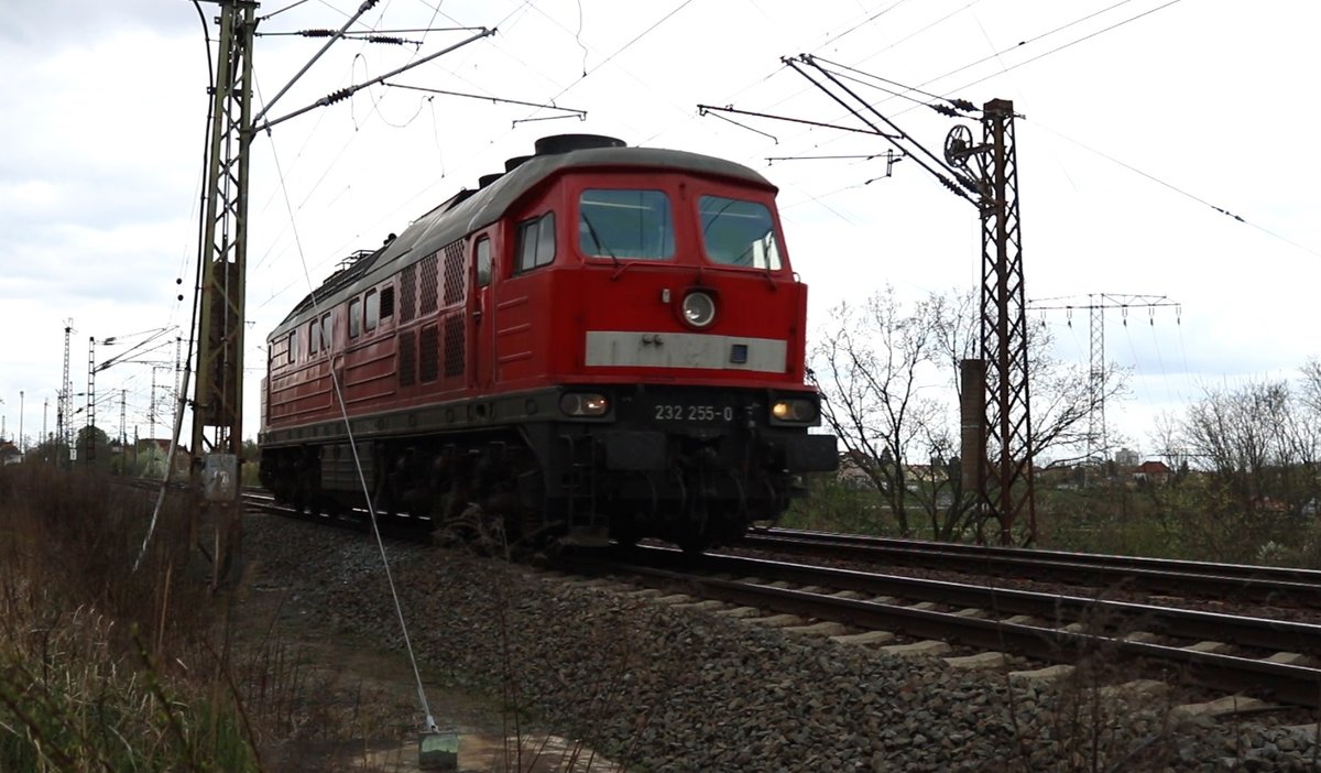 232 255-0 als Tfzf fährt durch die Saaleaue Halle (Saale) auf der Bahnstrecke Halle–Hann. Münden (KBS 590). [11.4.2017 - 14:57 Uhr]