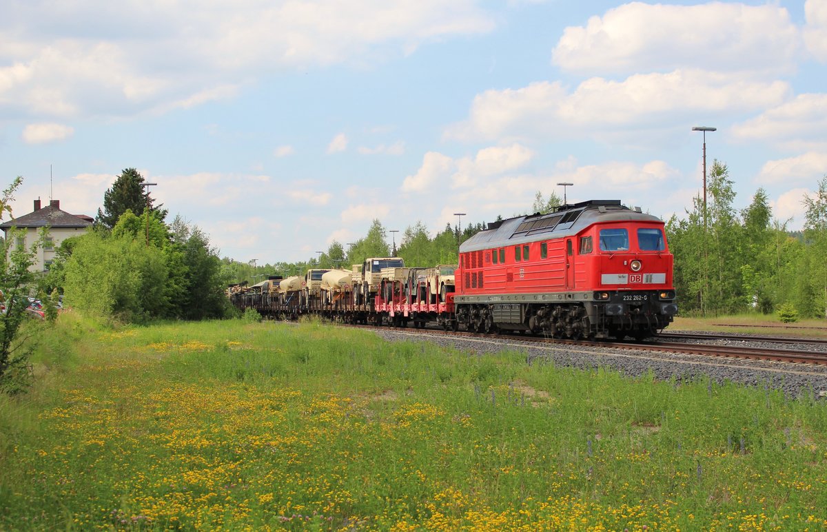 232 262-6 mit einem Militärzug zu sehen am 01.06.17 in Wunsiedel-Holenbrunn.