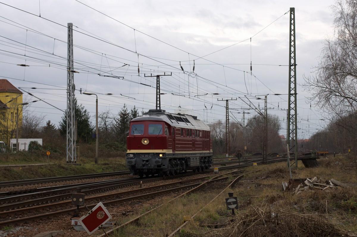 232 293-1 alias 132 293-2 durchfährt am 23.12.2015 den Bahnhof Leipzig-Thekla in Richtung Eilenburg