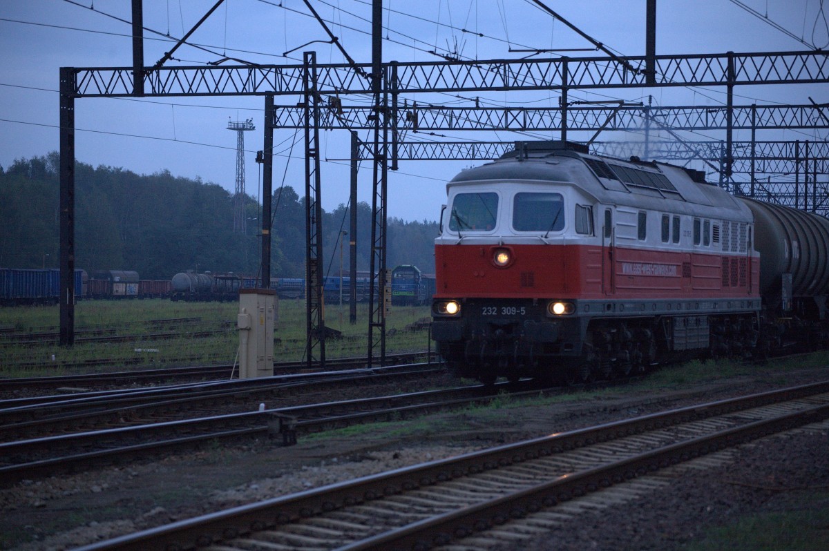 232 309-5 in Wegliniec,bei der Ausfahrt mit einmem Kesselwagenganzzug. 20.09.2014 18:57 Uhr.