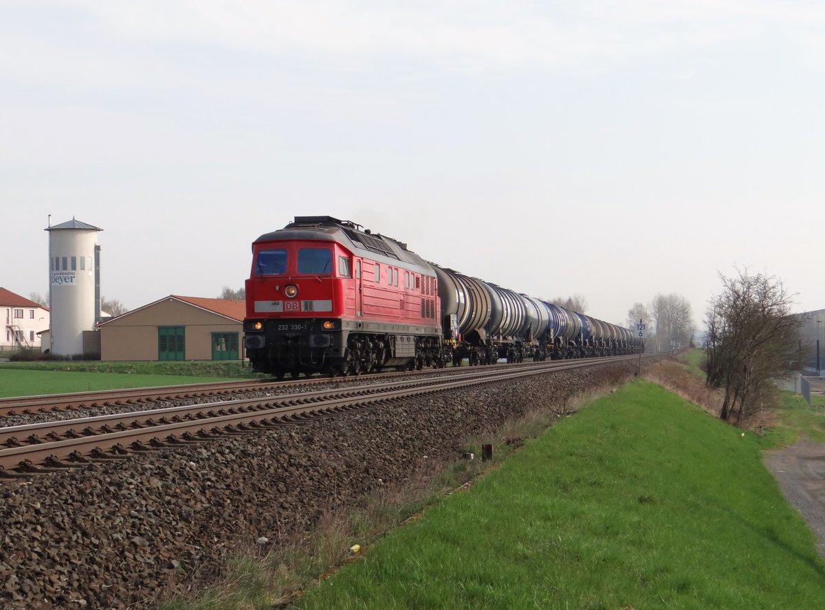 232 330-1 zu sehen mit einem Kesselzug am 12.04.16 in Waldershof.